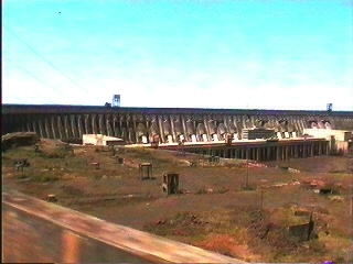 itaipu2.jpg (18312 bytes)