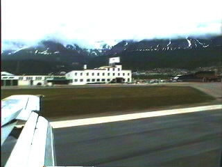 ushuaia_airport.jpg (15683 bytes)