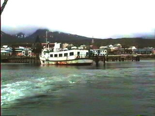 ushuaia_sea.jpg (17252 bytes)