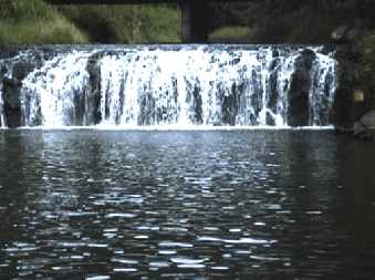 malanda_falls_small.jpg (13952 Byte)