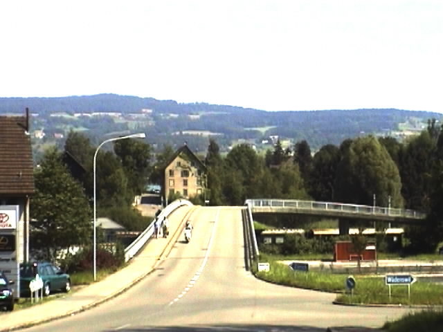 Brücke, welche über die Seestrasse auf die Halbinsel Au führt