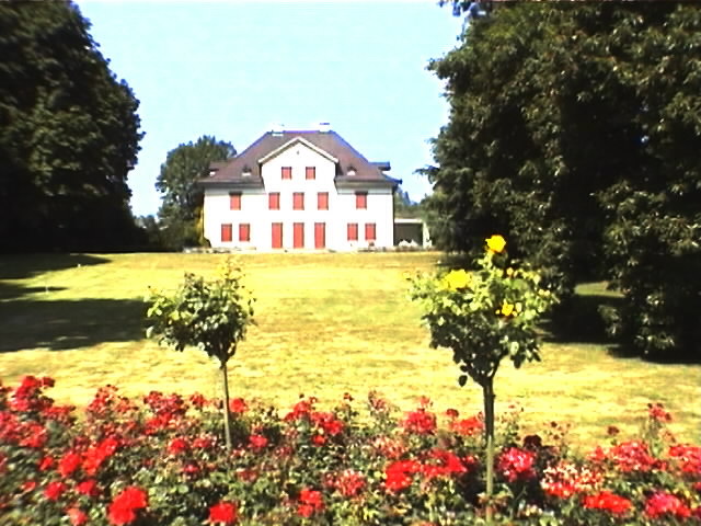 Auf der linken Seite ist diese Villa zu sehen. Dem Weg weiter rund um die Insel folgen.