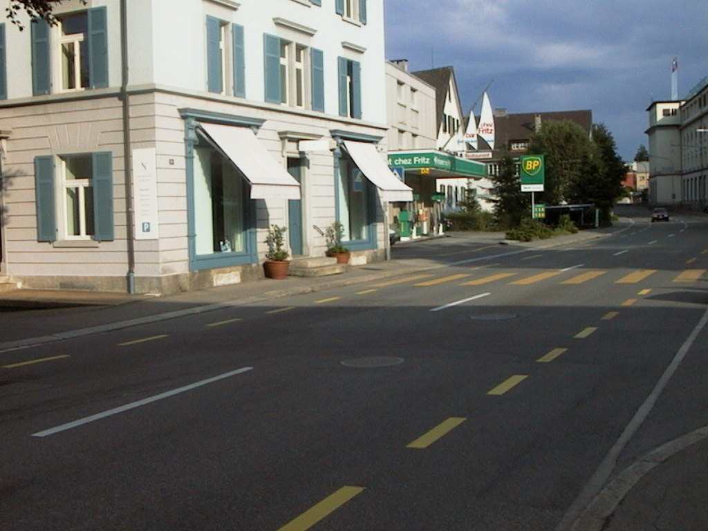 Zum Tauchplatz und Parkplatz geht es hier vor dem Gebäude nach links. Weitere Parkmöglichkeiten vorne links bei Lindt & Sprüngli